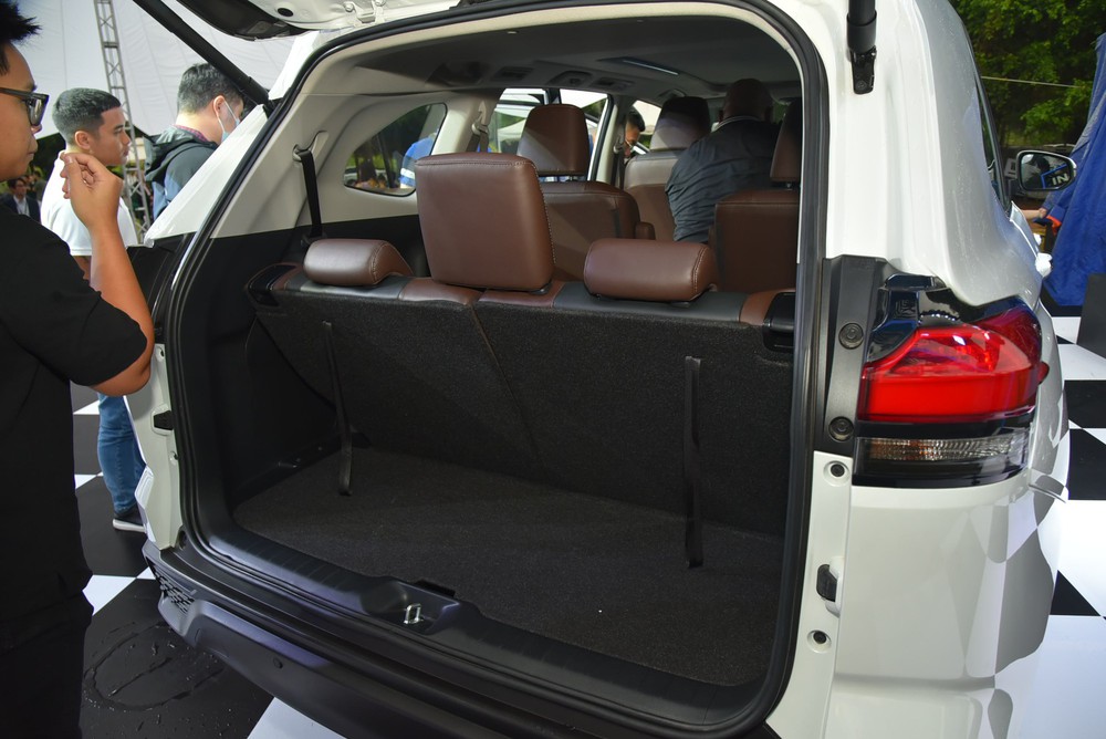 Toyota Innova Cross ra mắt Việt Nam: Giá từ 810 triệu rẻ hơn Custin, nhiều trang bị vượt trội nhóm MPV phổ thông - Ảnh 16. Toyota Innova Cross ra mắt Việt Nam: Giá từ 810 triệu rẻ hơn Custin, nhiều trang bị vượt trội nhóm MPV phổ thông - Ảnh 16.