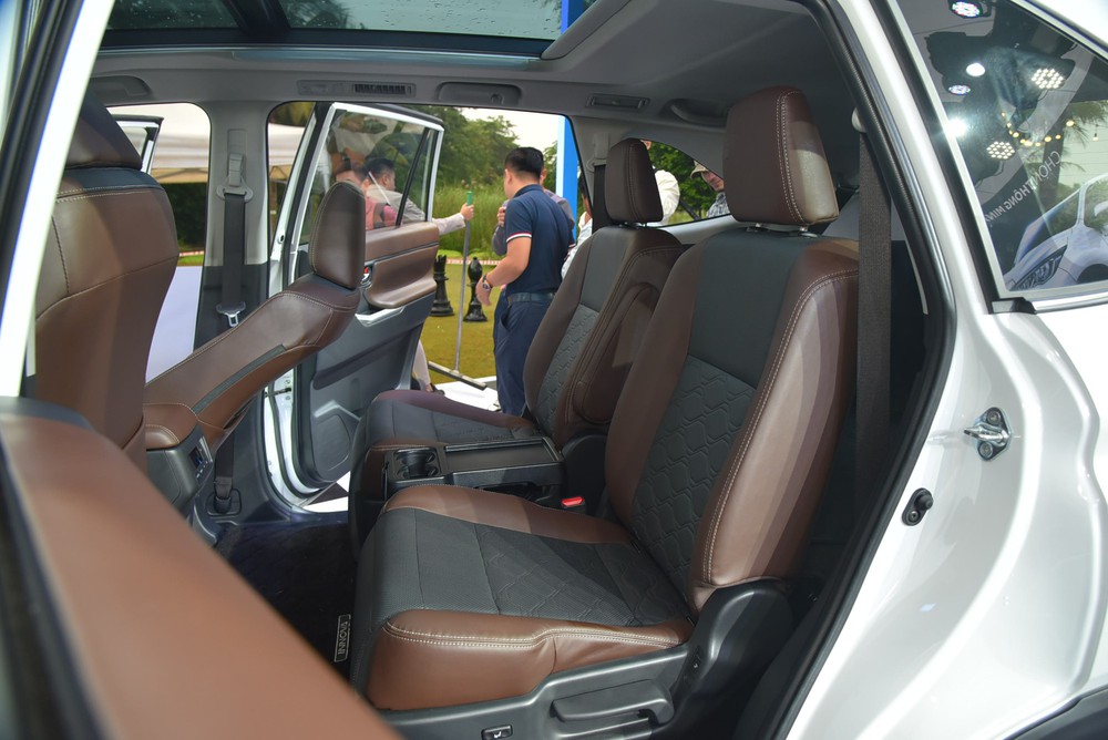 Toyota Innova Cross ra mắt Việt Nam: Giá từ 810 triệu rẻ hơn Custin, nhiều trang bị vượt trội nhóm MPV phổ thông - Ảnh 15. Toyota Innova Cross ra mắt Việt Nam: Giá từ 810 triệu rẻ hơn Custin, nhiều trang bị vượt trội nhóm MPV phổ thông - Ảnh 15.