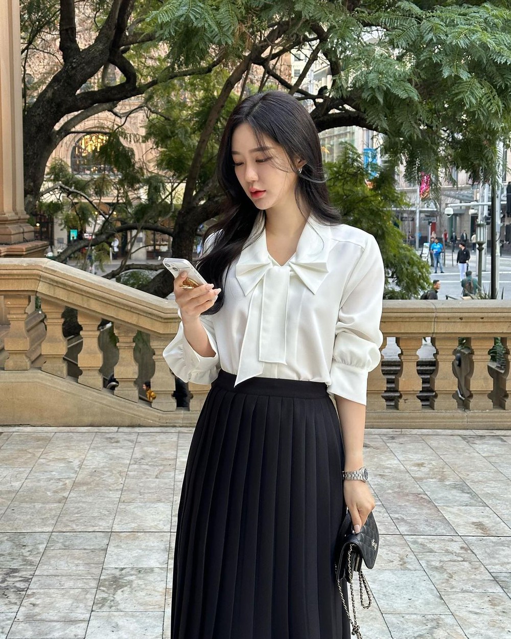 9 công thức diện áo blouse buộc dây điệu đà cho mùa thu - Ảnh 4.