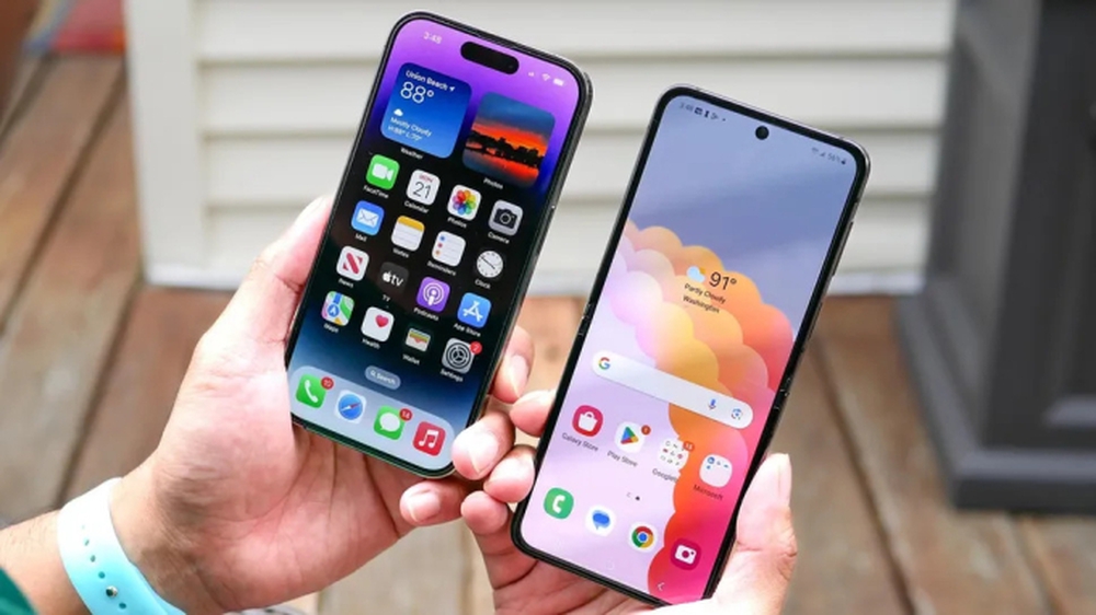 Cuộc đối đầu giữa Người gác đền iPhone 15 Pro và Vua mạo hiểm Galaxy Z Flip 5: Mua mẫu nào cho xứng cái giá hơn 20 triệu? - Ảnh 3.