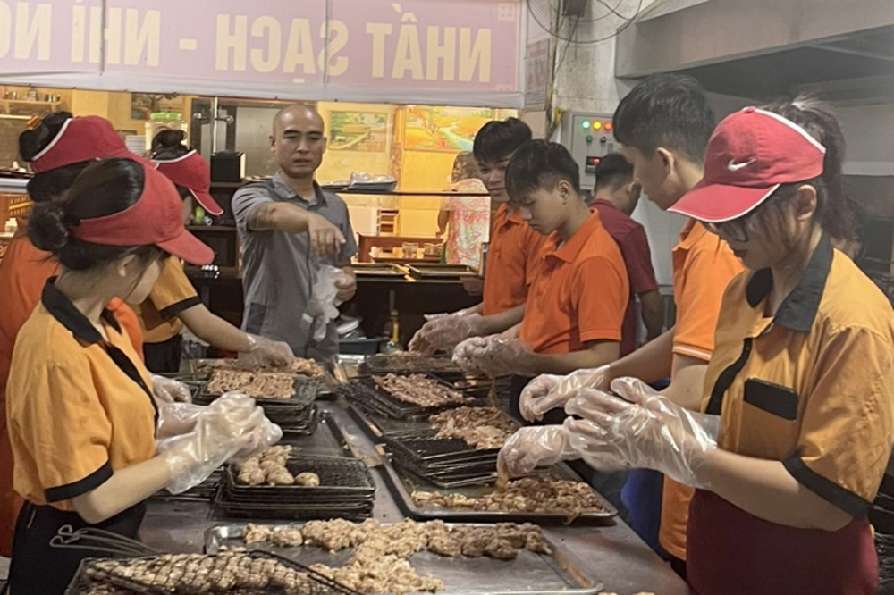 Danh tính ông chủ chuỗi bún chả ở Hà Nội, quá khứ từng là giang hồ - Ảnh 2.