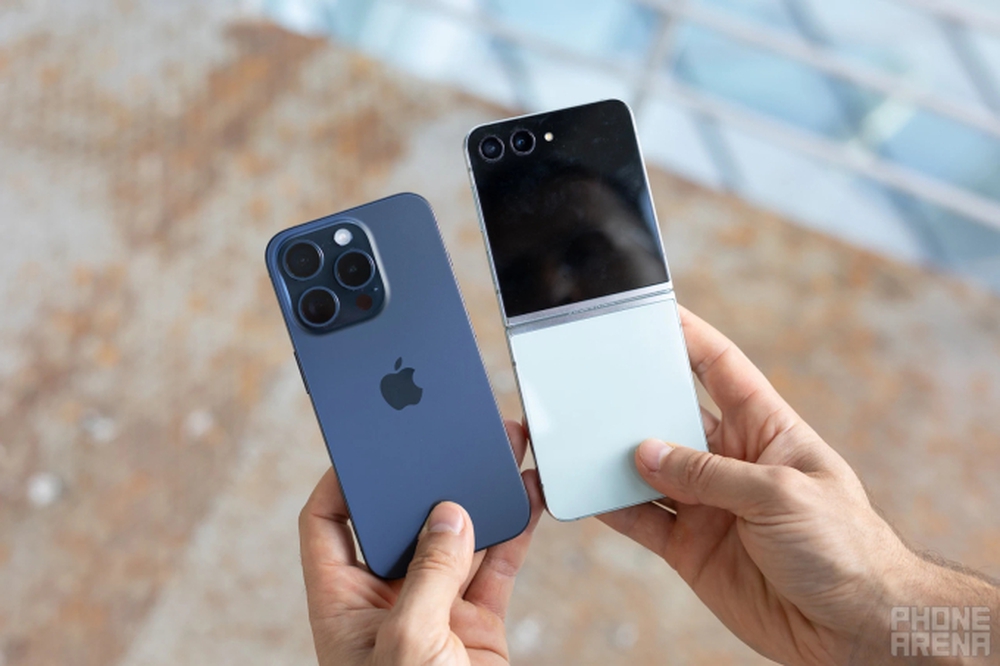 Cuộc đối đầu giữa Người gác đền iPhone 15 Pro và Vua mạo hiểm Galaxy Z Flip 5: Mua mẫu nào cho xứng cái giá hơn 20 triệu? - Ảnh 2.
