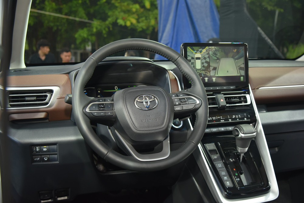 Toyota Innova Cross ra mắt Việt Nam: Giá từ 810 triệu rẻ hơn Custin, nhiều trang bị vượt trội nhóm MPV phổ thông - Ảnh 10. Toyota Innova Cross ra mắt Việt Nam: Giá từ 810 triệu rẻ hơn Custin, nhiều trang bị vượt trội nhóm MPV phổ thông - Ảnh 10.