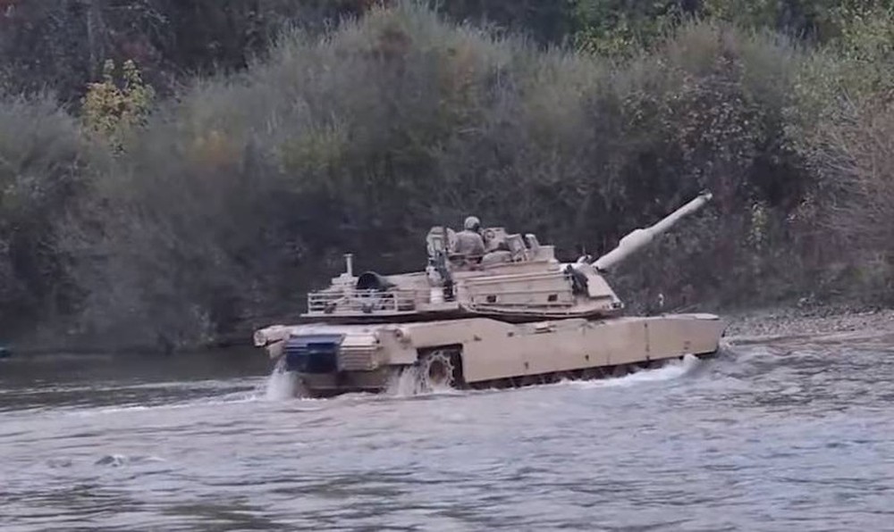 Xe tăng M1A2 Abrams băng qua sông khi nước gần ngập tháp pháo - Ảnh 4.