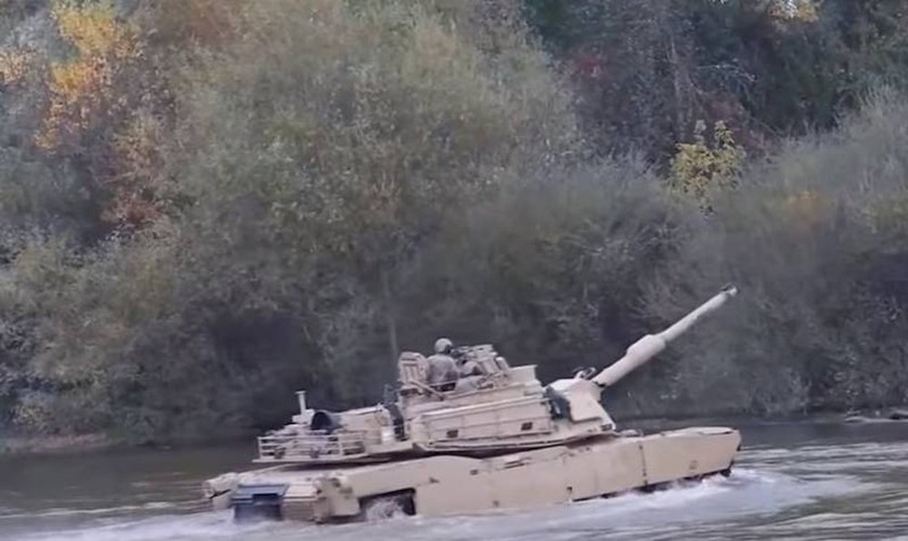 Xe tăng M1A2 Abrams băng qua sông khi nước gần ngập tháp pháo - Ảnh 5.