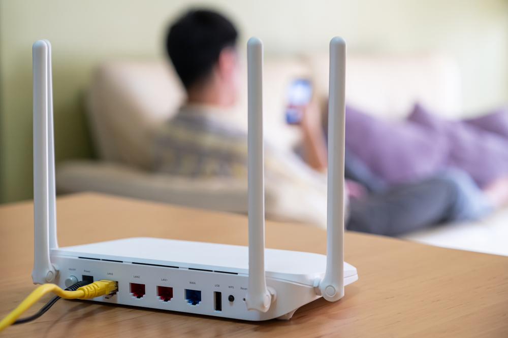 Wifi trong nhà chập chờn lúc mạnh lúc yếu, chuyên gia tiết lộ quy tắc 30cm thực hiện cực đơn giản - Ảnh 1.