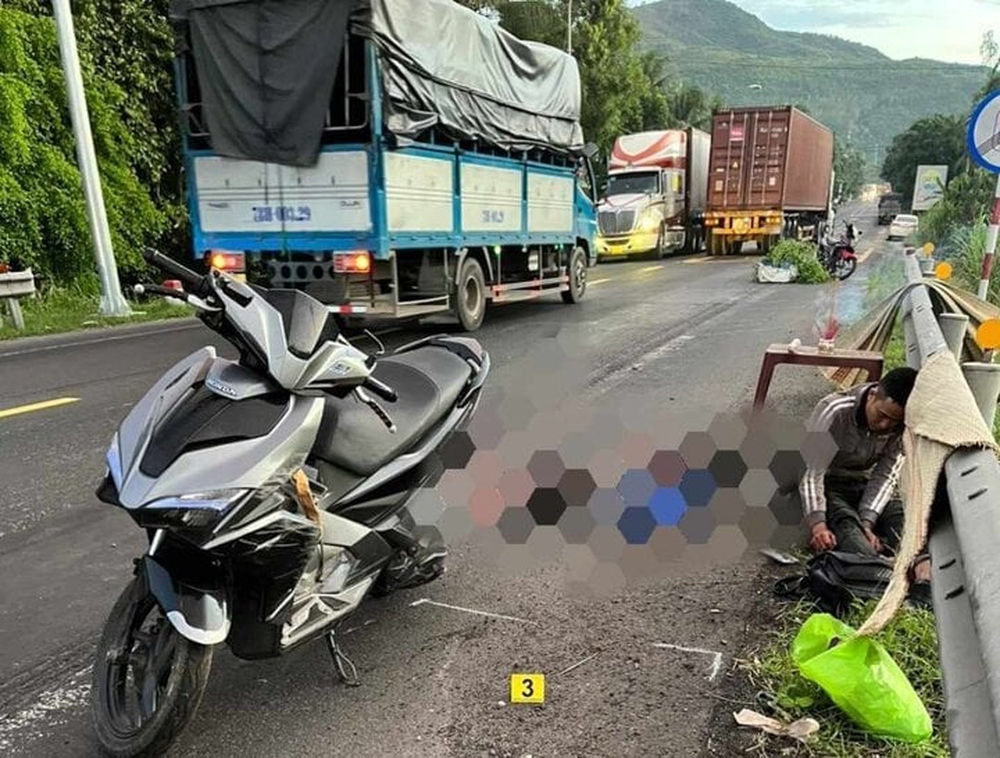Đã tìm được ô tô đầu kéo va chạm với xe máy khiến 2 người thương vong ở Phú Yên - Ảnh 1.