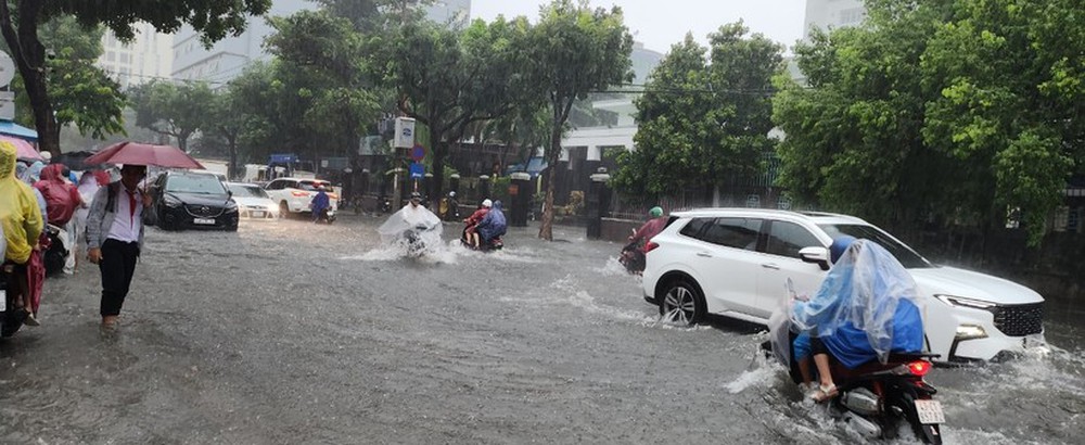 Nhiều trường học ở Đà Nẵng gấp gáp liên hệ với phụ huynh đến đón con vì mưa lớn - Ảnh 1.