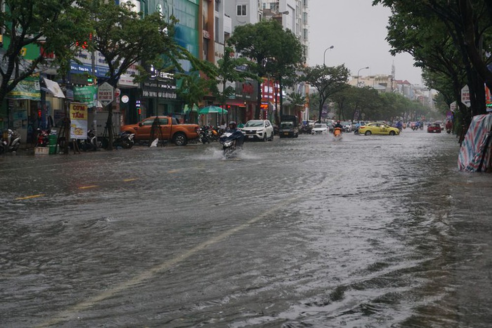 Giao thông rối loạn, ô tô bơi giữa phố do mưa lớn, Đà Nẵng cho học sinh nghỉ học - Ảnh 18.