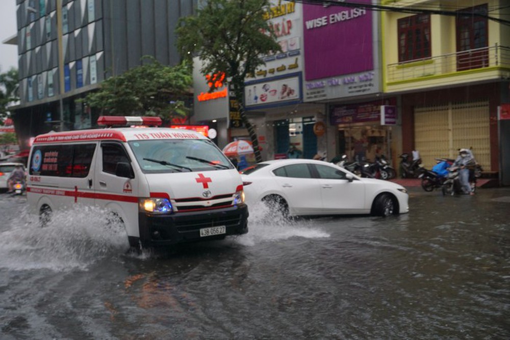 Giao thông rối loạn, ô tô bơi giữa phố do mưa lớn, Đà Nẵng cho học sinh nghỉ học - Ảnh 9.