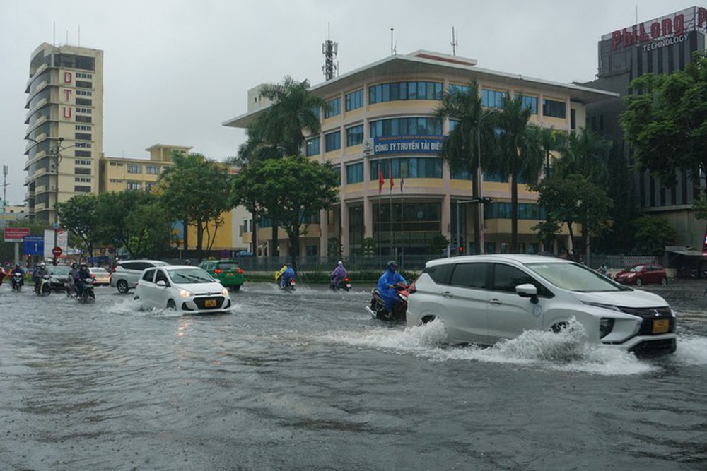 Giao thông rối loạn, ô tô bơi giữa phố do mưa lớn, Đà Nẵng cho học sinh nghỉ học - Ảnh 8.