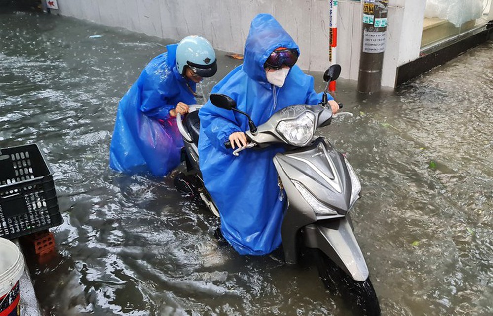 Giao thông rối loạn, ô tô bơi giữa phố do mưa lớn, Đà Nẵng cho học sinh nghỉ học - Ảnh 7.