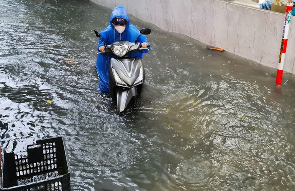 Giao thông rối loạn, ô tô bơi giữa phố do mưa lớn, Đà Nẵng cho học sinh nghỉ học - Ảnh 6.