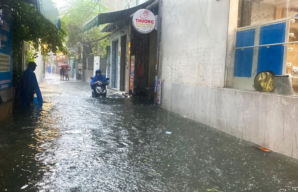 Giao thông rối loạn, ô tô bơi giữa phố do mưa lớn, Đà Nẵng cho học sinh nghỉ học - Ảnh 5.