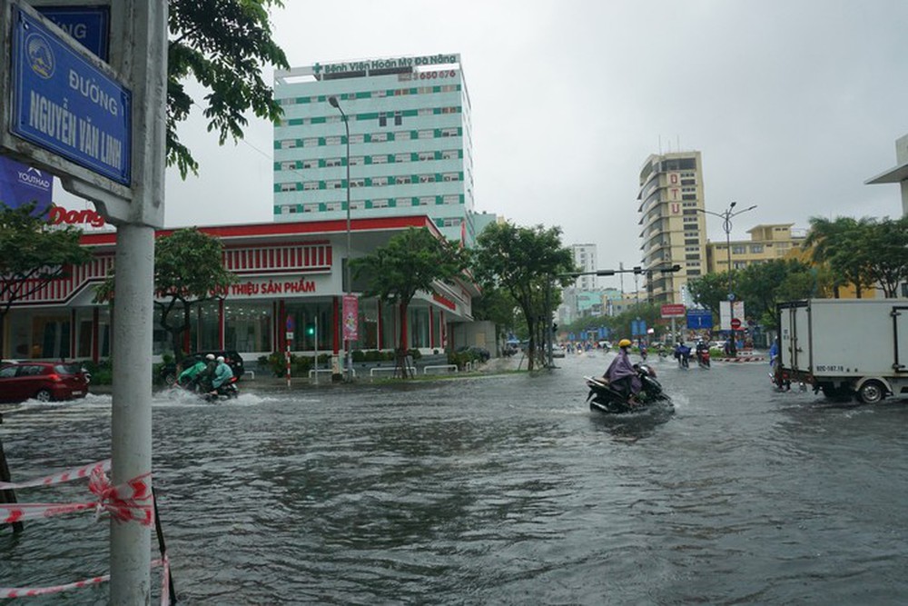 Giao thông rối loạn, ô tô bơi giữa phố do mưa lớn, Đà Nẵng cho học sinh nghỉ học - Ảnh 2.