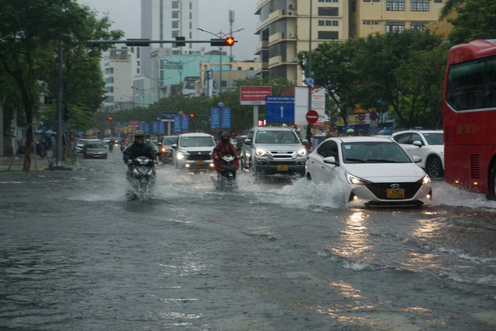 Giao thông rối loạn, ô tô bơi giữa phố do mưa lớn, Đà Nẵng cho học sinh nghỉ học - Ảnh 1.