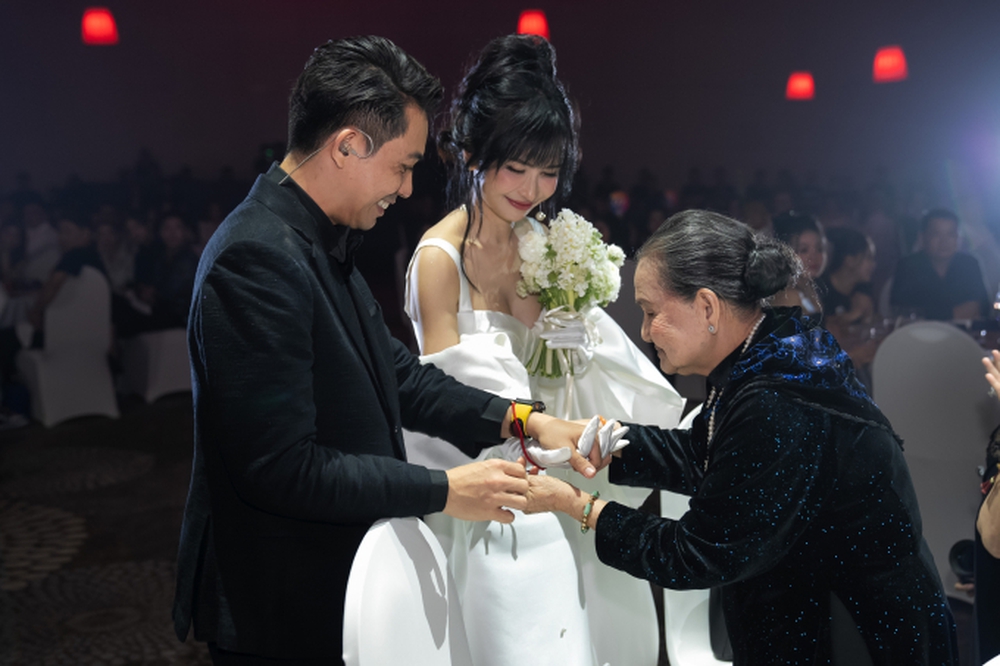 Đại gia Minh Nhựa ngọt ngào khóa môi vợ, khoe giấy đăng ký kết hôn với Mina Phạm - Ảnh 8.