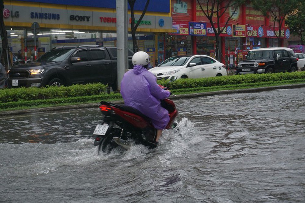 Giao thông rối loạn, ô tô bơi giữa phố do mưa lớn, Đà Nẵng cho học sinh nghỉ học - Ảnh 17.