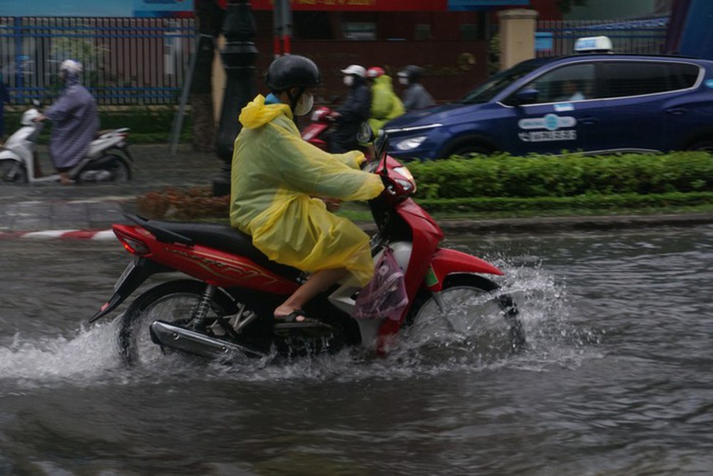 Giao thông rối loạn, ô tô bơi giữa phố do mưa lớn, Đà Nẵng cho học sinh nghỉ học - Ảnh 16.