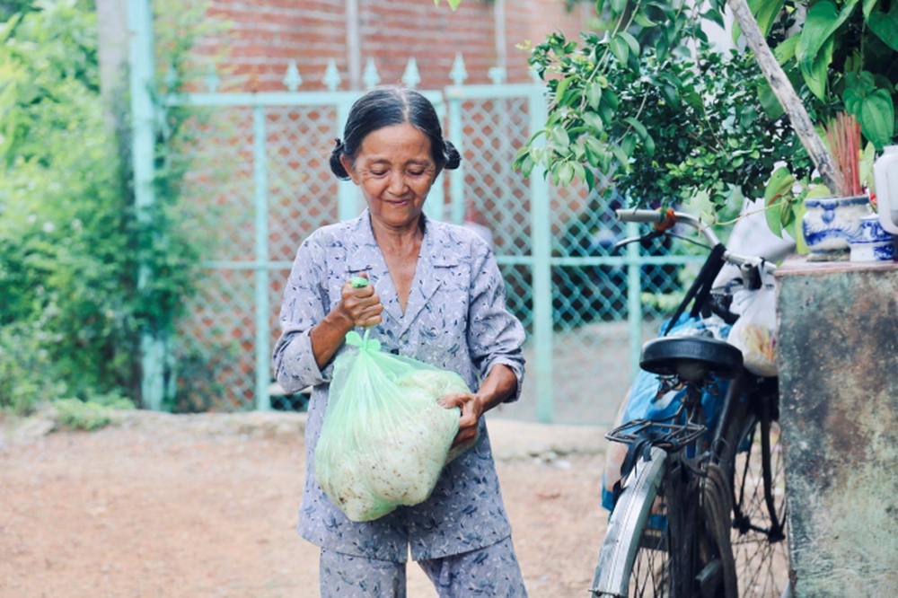 Chuyện bà Tuyết ve chai 26 năm nuôi đàn chó mèo bị bỏ rơi ở TP.HCM: Đau lòng khi bị trộm bắt đem bán… - Ảnh 7.