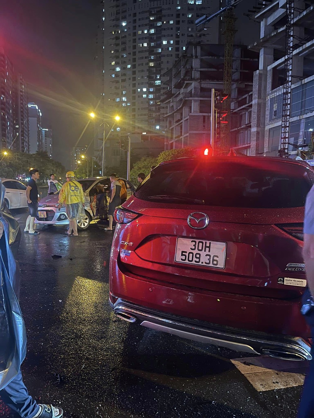 Đằng sau những bức ảnh TNGT: Mazda CX-5 và Hyundai Grand i10 tan nát vì đối đầu trong mưa - Ảnh 2.
