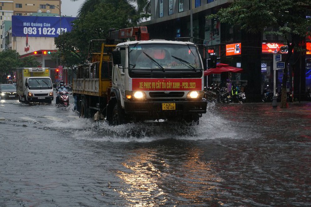 Giao thông rối loạn, ô tô bơi giữa phố do mưa lớn, Đà Nẵng cho học sinh nghỉ học - Ảnh 15.