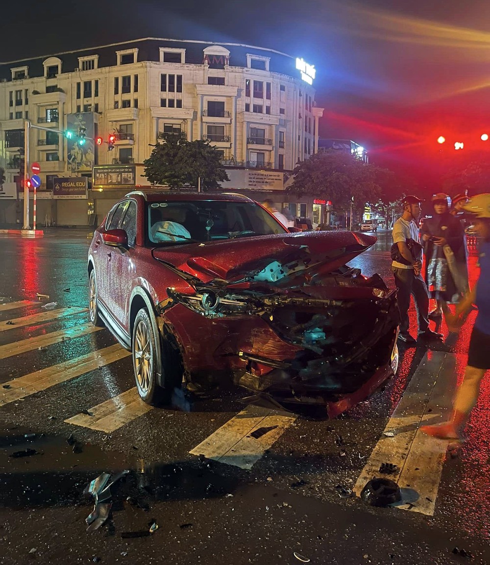 Đằng sau những bức ảnh TNGT: Mazda CX-5 và Hyundai Grand i10 tan nát vì đối đầu trong mưa - Ảnh 1.