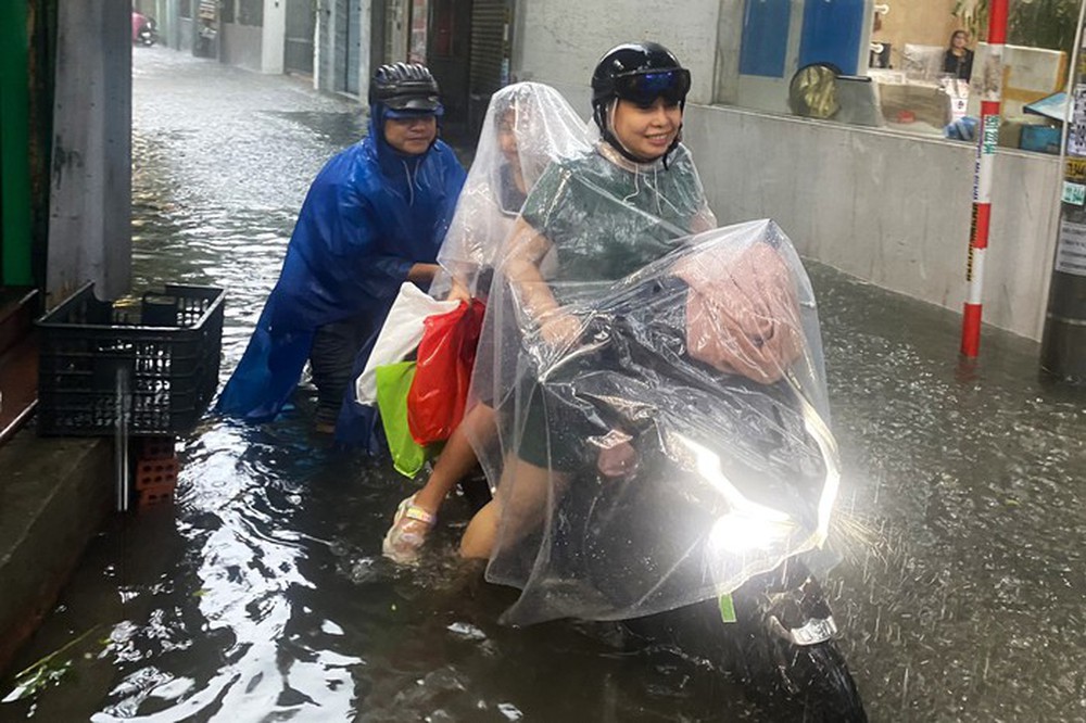 Giao thông rối loạn, ô tô bơi giữa phố do mưa lớn, Đà Nẵng cho học sinh nghỉ học - Ảnh 14.