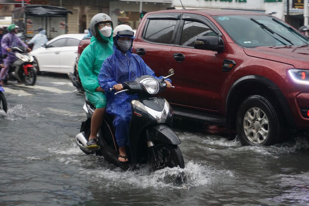 Giao thông rối loạn, ô tô bơi giữa phố do mưa lớn, Đà Nẵng cho học sinh nghỉ học - Ảnh 13.