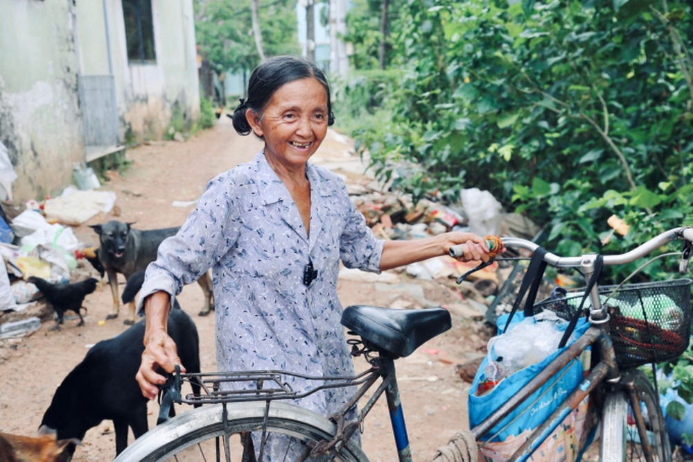 Chuyện bà Tuyết ve chai 26 năm nuôi đàn chó mèo bị bỏ rơi ở TP.HCM: Đau lòng khi bị trộm bắt đem bán… - Ảnh 4.