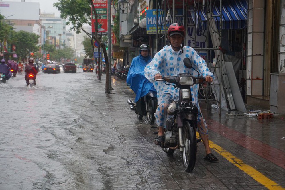 Giao thông rối loạn, ô tô bơi giữa phố do mưa lớn, Đà Nẵng cho học sinh nghỉ học - Ảnh 11.