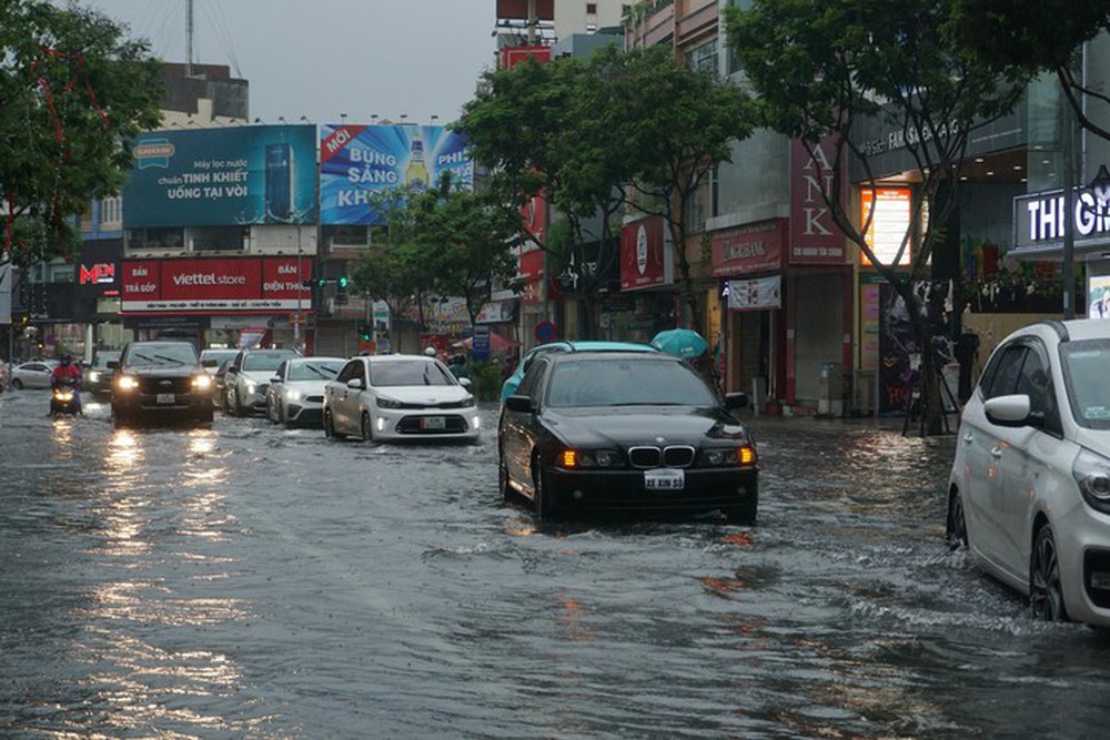 Giao thông rối loạn, ô tô bơi giữa phố do mưa lớn, Đà Nẵng cho học sinh nghỉ học - Ảnh 10.