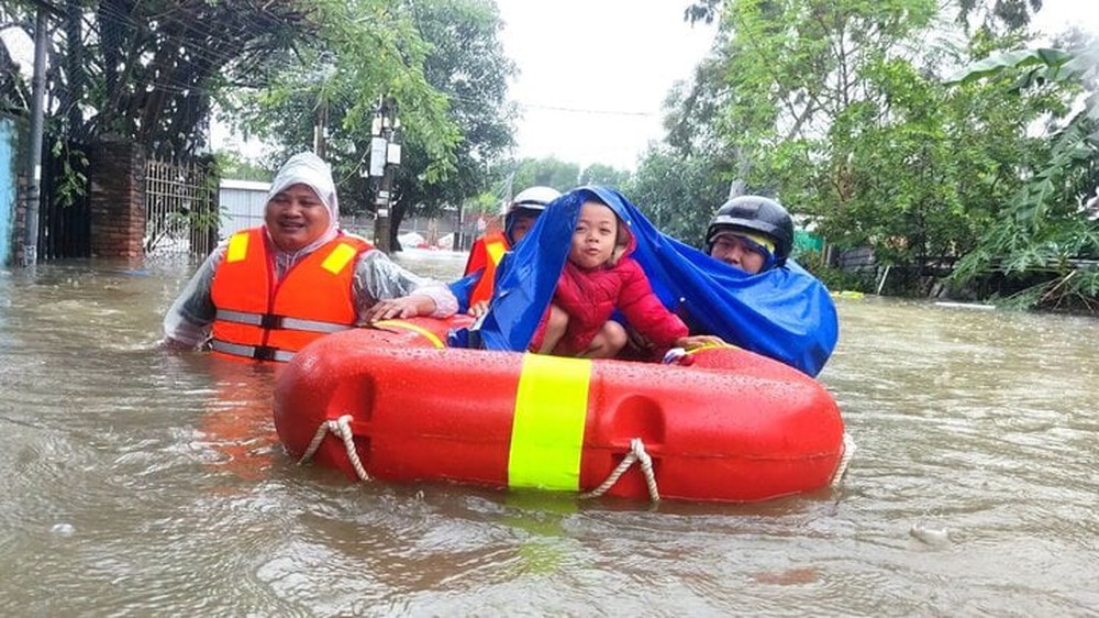 Cứu 12 người mắc kẹt trong mưa lũ ở Đà Nẵng - Ảnh 2.