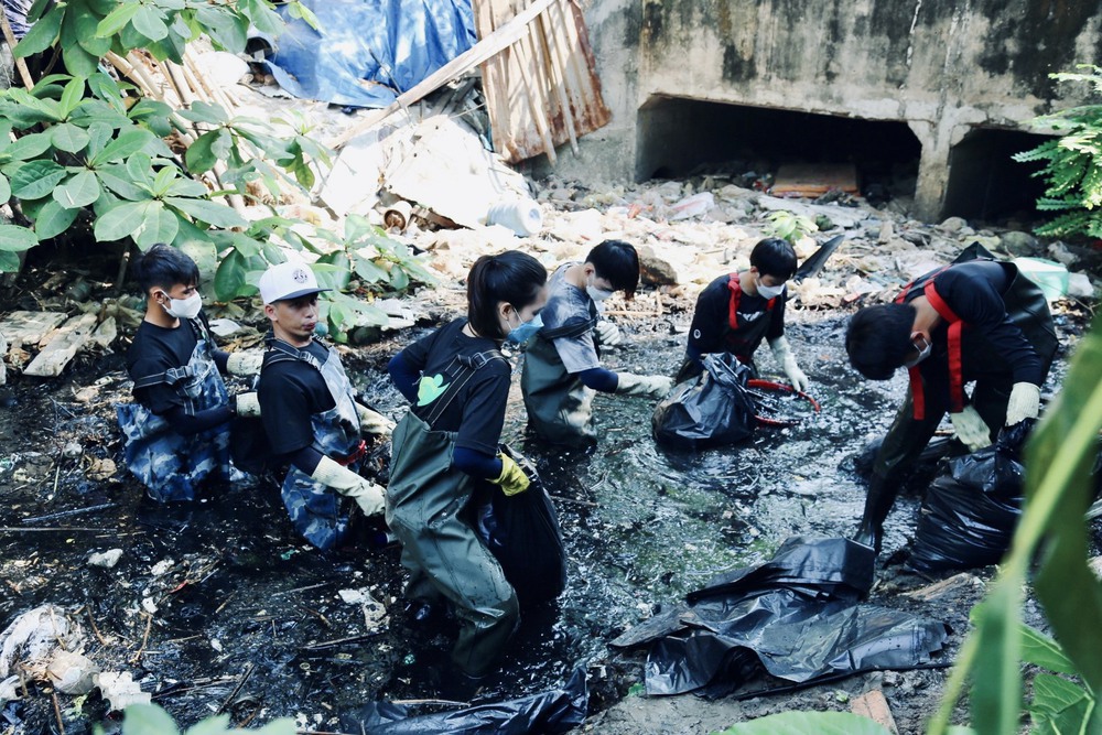 Gặp nhóm bạn trẻ ngâm mình trong kênh rạch để dọn sạch rác: “Tụi em muốn làm điều ý nghĩa cho Sài Gòn” - Ảnh 7.