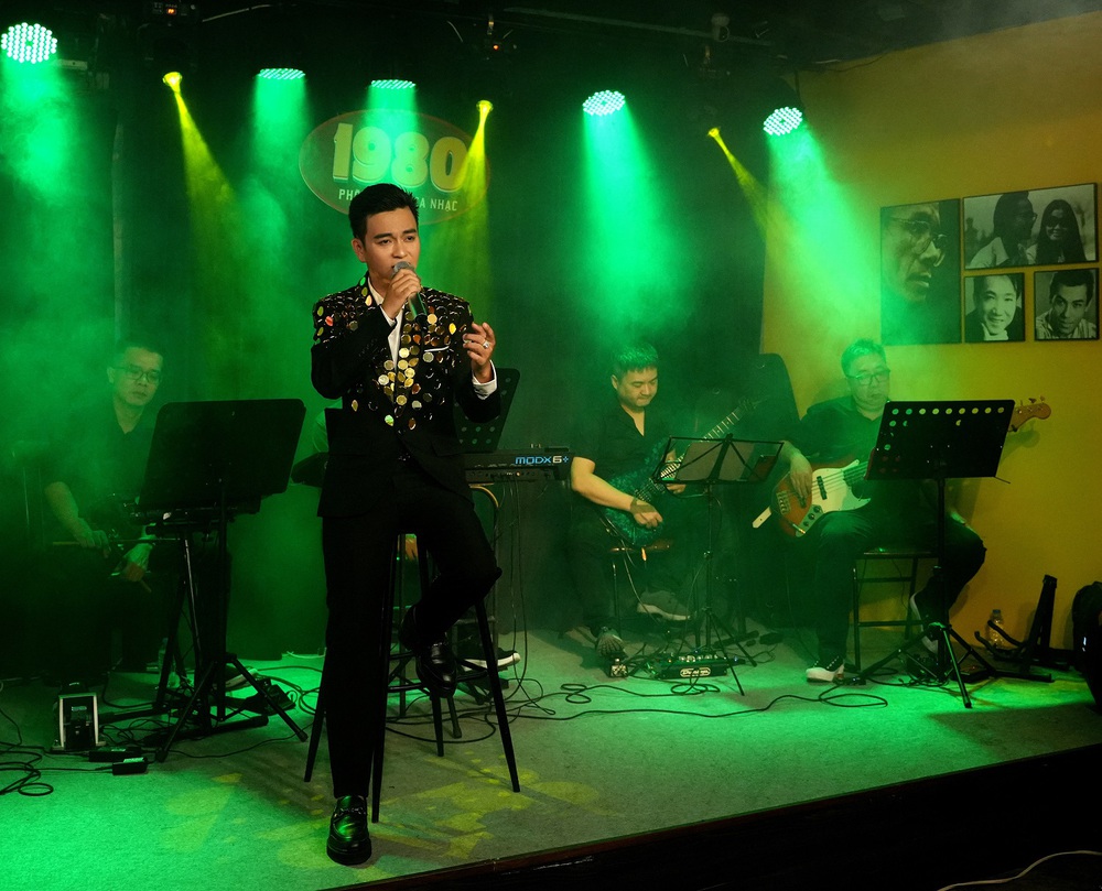 Ca sĩ Liu Quốc Việt làm mini show, ra MV mới sau 8 năm gặp biến cố sức khỏe - Ảnh 1.