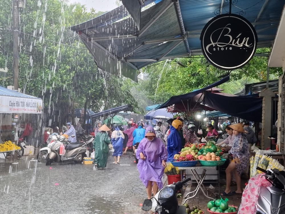 Chợ thất thủ, tiểu thương nháo nhác ôm hàng ra đường bán tháo chạy ngập - Ảnh 9.