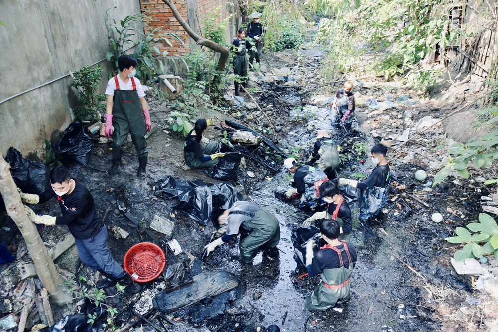 Gặp nhóm bạn trẻ ngâm mình trong kênh rạch để dọn sạch rác: “Tụi em muốn làm điều ý nghĩa cho Sài Gòn” - Ảnh 2.