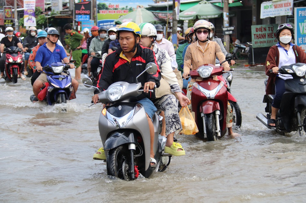 Triều cường tấn công đô thị miền Tây - Ảnh 1.