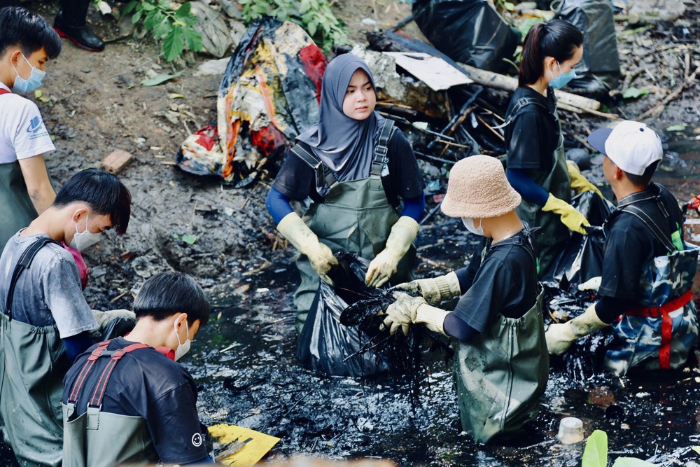 Gặp nhóm bạn trẻ ngâm mình trong kênh rạch để dọn sạch rác: “Tụi em muốn làm điều ý nghĩa cho Sài Gòn” - Ảnh 11.