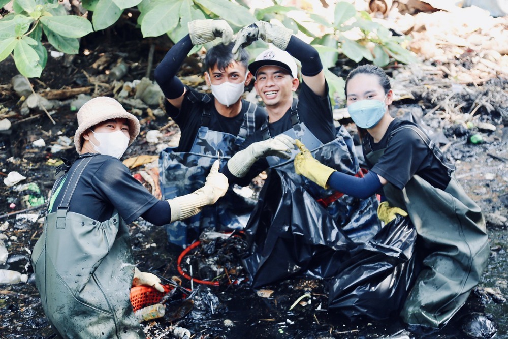 Gặp nhóm bạn trẻ ngâm mình trong kênh rạch để dọn sạch rác: “Tụi em muốn làm điều ý nghĩa cho Sài Gòn” - Ảnh 9.