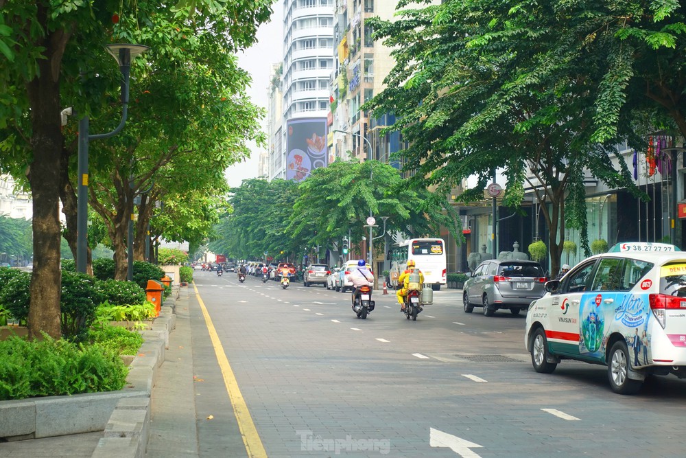 Cận cảnh tuyến đường lát đá ở trung tâm TPHCM sắp được khò lửa để tạo độ nhám - Ảnh 9.