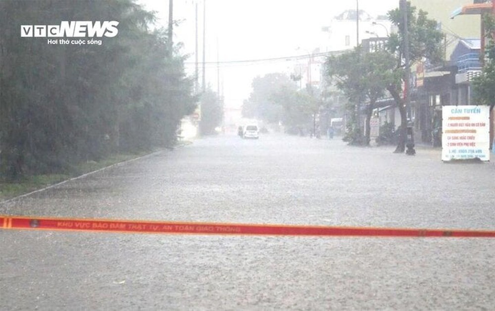Dự báo thời tiết ngày 16/10: Đà Nẵng đến Quảng Ngãi mưa rất to - Ảnh 1.