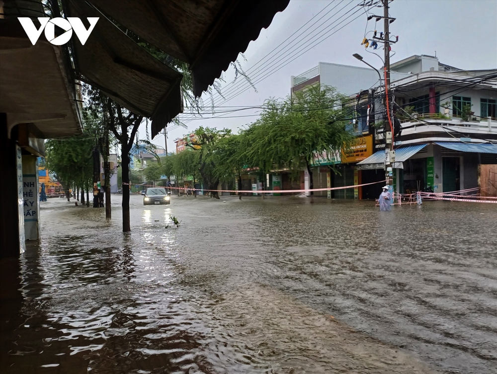 Nhiều tuyến đường ở Tam Kỳ ngập sâu, nước sông tràn lên đường phố Hội An - Ảnh 2.
