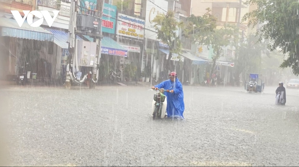 Nhiều tuyến đường ở Tam Kỳ ngập sâu, nước sông tràn lên đường phố Hội An - Ảnh 1.