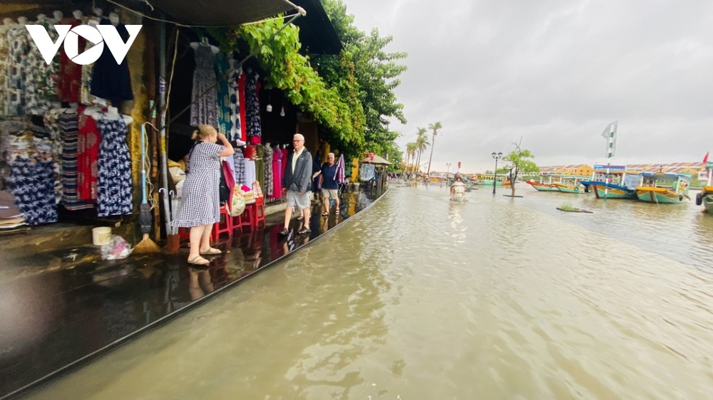 Nhiều tuyến đường ở Tam Kỳ ngập sâu, nước sông tràn lên đường phố Hội An - Ảnh 12.