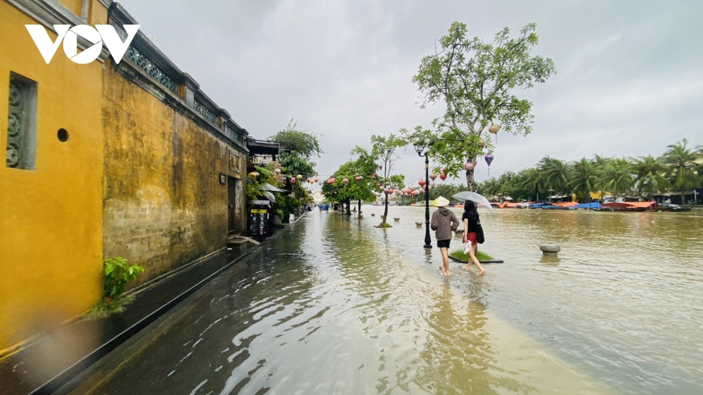 Nhiều tuyến đường ở Tam Kỳ ngập sâu, nước sông tràn lên đường phố Hội An - Ảnh 10.