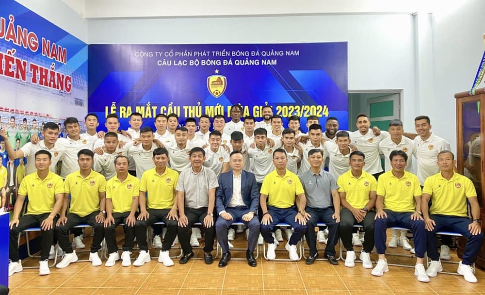 CLB Quảng Nam ra mắt 15 tân binh sát ngày V-League 2023/2024 khởi tranh - Ảnh 1.