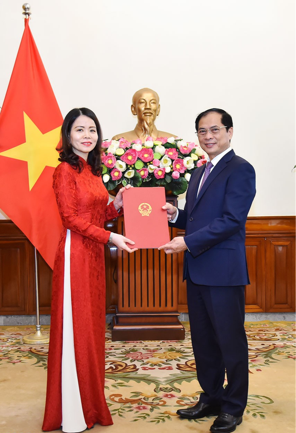 Trao quyết định bổ nhiệm Thứ trưởng Ngoại giao cho bà Nguyễn Minh Hằng - Ảnh 1.