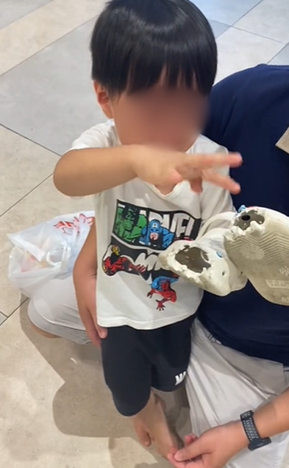 Mẹ hoảng sợ kể lại giây phút con trai gặp nguy khi đi thang cuốn: Bài học cảnh báo cho các bậc phụ huynh
