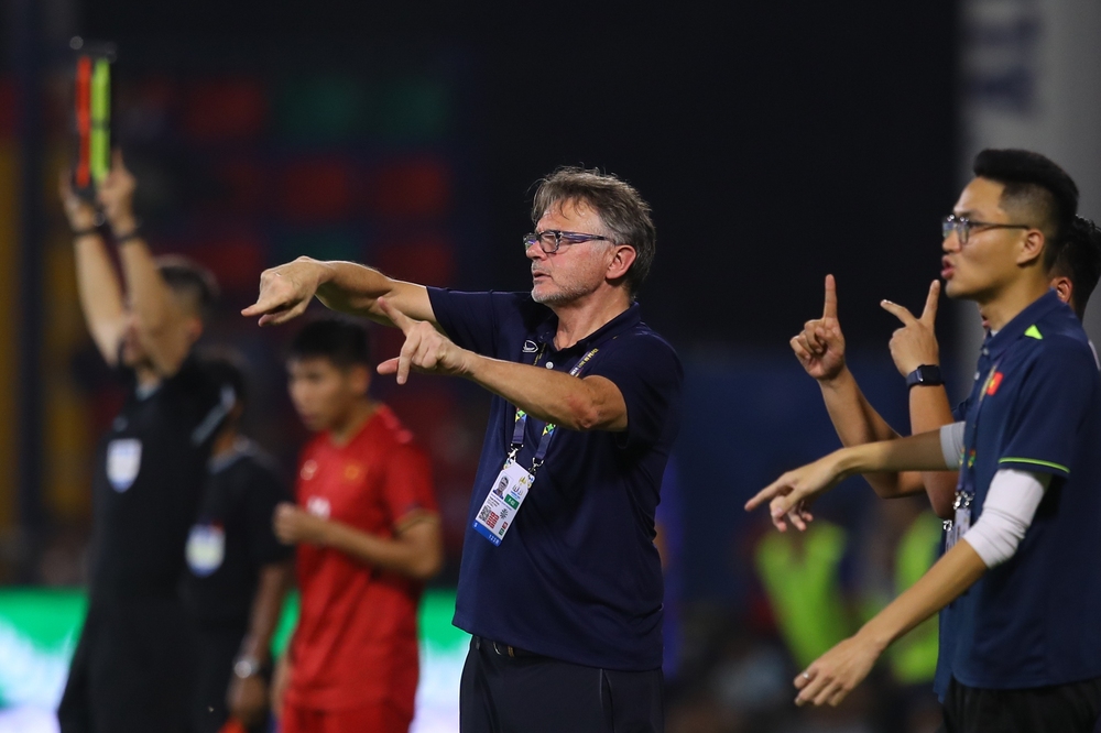 HLV Troussier: Bóng đá Việt Nam chẳng là gì ở châu Á, không thể cứ mãi chỉ vô địch Đông Nam Á - Ảnh 4.